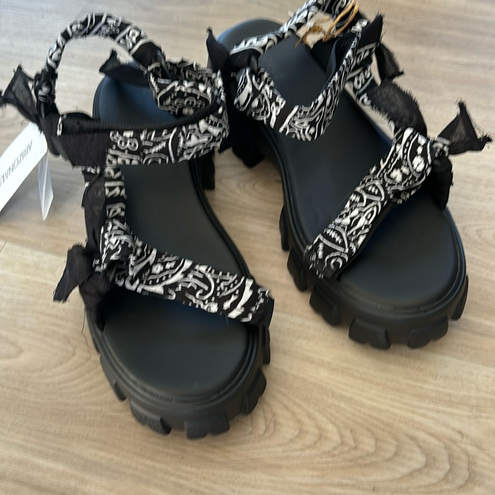 Women’s platform sandals. NWT. Arizona Love Trekky.